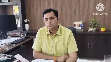 आगर: कलेक्टर राघवेन्द्र सिंह ने अधिकारियों को दिए निर्देश, पुल-पुलियाओं पर संकेतक बोर्ड लगाएं और कर्मचारी तैनात करें