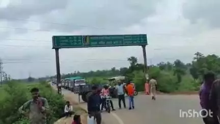ब्यौहारी: देवलैंद के कुबरी में धान बिक्री का पैसा न मिलने पर किसानों ने किया चक्का जाम