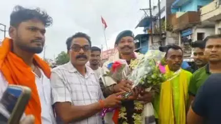गोला: सरलाकला निवासी फौजी की सेवानिवृत्ति के बाद गोला में हुआ स्वागत, गाजे-बाजे के साथ नगर भ्रमण