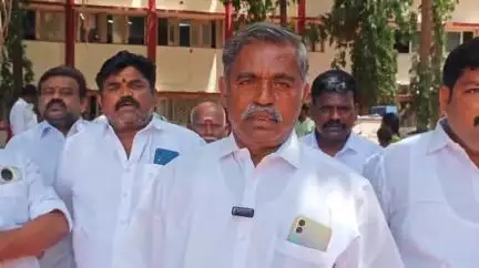 இளையாங்குடி: குமாரகுறிச்சி கிராமத்தில்அடிப்படை வசதி செய்து தர கிராம மக்கள் ஆட்சியரகப் பகுதியில் கோரிக்கை