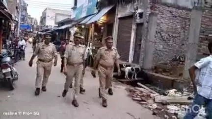 कासगंज: सोरों पुलिस ने सुरक्षा को लेकर कस्बे में किया पैदल गश्त, ताजियों के रूट का किया भ्रमण