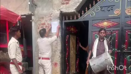 रमना: हारादाग खुर्द में पॉक्सो एक्ट के फरार अभियुक्त के घर ढोल-बाजे के साथ पहुंची पुलिस, इश्तेहार चिपकाया