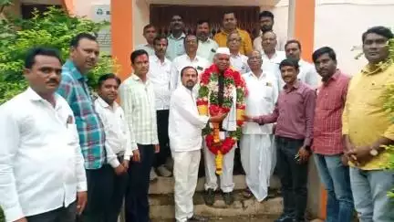 औंढा नागनाथ: सेवानिवृत्ती बद्दल गटशिक्षणाधिकारी नरवाडे यांचा पंचायत समिती येथे सत्कार करत दिला निरोप