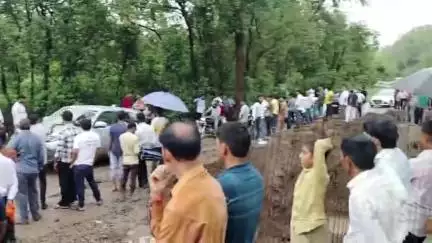 नजीबाबाद: कोटद्वार से नजीबाबाद मार्ग पर जाफरा में पानी के तेज बहाव से टूटी पुलिया, वैकल्पिक रूप से बनाया गया रास्ता