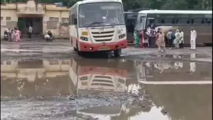 भुसावळ: भुसावळ बसस्थानकाची दयनीय अवस्था: पहिल्याच पावसात तलावाचे स्वरूप, प्रवाशांचे हाल #Jansamasya