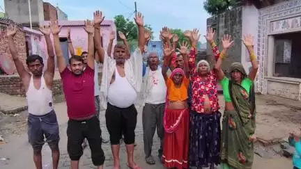 वैर: ललिता मूड़िया के अंदर प्रजापत कॉलोनी के आम रास्ते में जलभराव, ग्रामीणों ने किया प्रदर्शन