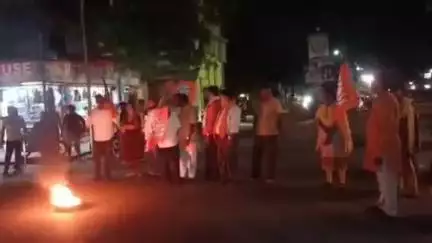 খড়গপুর ১: খড়্গপুরে বৃদ্ধ প্রতিবাদী নেতাকে রাস্তায় ফেলে মার তৃণমূল নেত্রীর, তৃণমূলের শোকজ নোটিস, বিজেপির বিক্ষোভ খড়্গপুরে