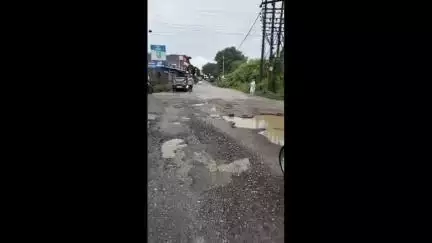पांवटा साहिब: देवीनगर में सड़कों में गड्ढे या गड्डों में सड़क, पहली बारिश से विभाग की पोल खुली