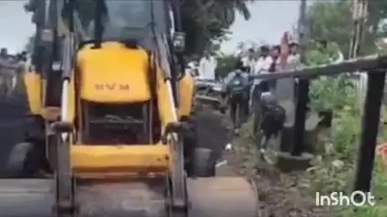 सिवनी मालवा: सिवनी मालवा में झकलाय रेलवे गेट पर हुआ जलभराव, कीचड़ में वाहनों के फँसने से लोग हुए परेशान