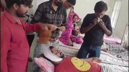 सरदारपुर: अमझेरा में ग्राम पंचायत भवन की गैलरी में करंट लगने से झुलसा एक युवक, अस्पताल में कराया गया भर्ती