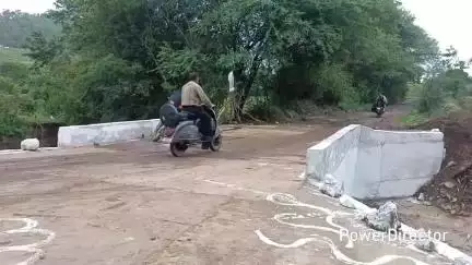 परसिया: परासिया: भमोडी जाटाछापर से चांदामेटा जाना हुआ आसान, पुलिया का निर्माण पूरा होने पर आवागमन शुरू