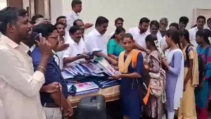 உளுந்தூர்பேட்டை: உளுந்தூர்பேட்டை அரசு கலை அறிவியல் கல்லூரியில் மாணவர்களை மலர் தூவி வரவேற்று கல்வி உபகரணங்கள் மற்றும் இனிப்புகளை வழங்கிய எம்எல்ஏ