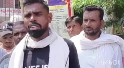 संपतचक: गौरीचक पुलिस ने फरार हत्यारोपियों के घर कुर्की-जप्ती से पहले इश्तेहार चिपकाया