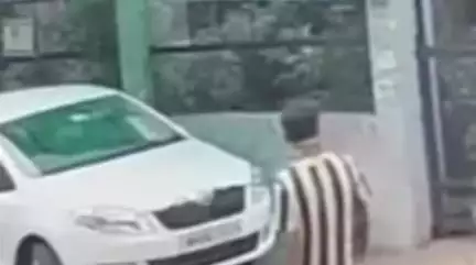 इंदौर: एमआईजी इलाके में बाइक सवार दो बदमाशों ने स्कोडा रैपिड कार चुराई, सीसीटीवी में कैद हुई घटना