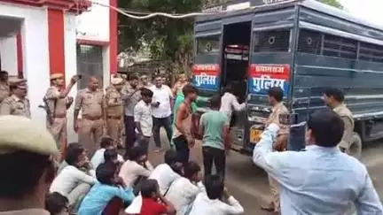 करछना: बड़ेवरा बाजार में दंगा फैलाने वाले 51 उपद्रवियों को पुलिस ने गिरफ्तार कर भेजा जेल, अन्य की तलाश जारी