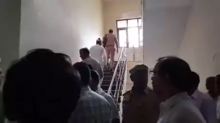 आज़मगढ़: डीएम रविंद्र कुमार ने कलेक्ट्रेट में गंदगी फैलाने पर जुर्माना लगाने का दिया आदेश, कई विभाग का किया औचक निरीक्षण