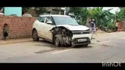 दरियापुर: परशुरामपुर में अनियंत्रित होकर चबूतरे से टकराई गाड़ी, चालक सहित सवार लोग बाल-बाल बचे