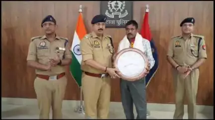 इटावा: सदर तहसील क्षेत्र के पुलिस लाइन में 2 उपनिरीक्षकों के सेवानिवृत्त होने पर विदाई समारोह का आयोजन किया गया