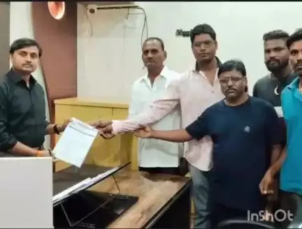 निम्बाहेड़ा: सफाई कर्मचारियों ने बरसात में काम के लिए रेनकोट की मांग की, आयुक्त को सौंपा ज्ञापन