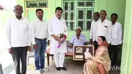 यवतमाळ: पालकमंत्री संजय राठोड यांनी त्यांच्या मूळ गावी पहुर येथे जाऊन आई-वडिलांचे घेतले दर्शन