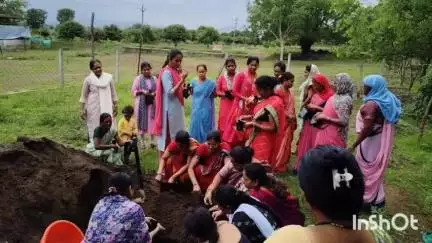 खकनार: जिले में पोषण क्रांति: कार्यकर्ताओं को सीताफल व सुरजना के पौधे बांटे गए, छत पर खेती की ट्रेनिंग दी गई