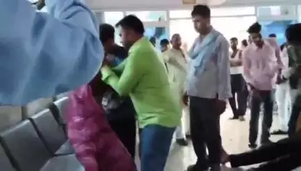 महोबा: कुम्हौड़ा माफ गांव में जामुन तोड़ते समय हाईटेंशन लाइन की चपेट में आने से मां-बेटे की मौत, किशोरी बाल-बाल बची