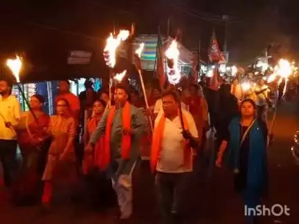 আমতা ১: কসবার ল কলেজের ঘটনার প্রতিবাদে  হাওড়া গ্রামীণ জেলার বিজেপির পক্ষ থেকে মশাল মিছিল পানপুর মোড় থেকে বেলতলা পর্যন্ত
