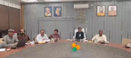 पीलीभीत: 1 जुलाई से 31 जुलाई तक जनपद में चलेगा संचारी रोग अभियान, गांधी सभागार में डीएम ने की बैठक