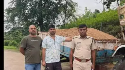 चितरंगी: चितरंगी पुलिस ने पिपरवान से रेत से लदा ट्रैक्टर पकड़ा, कार्रवाई की