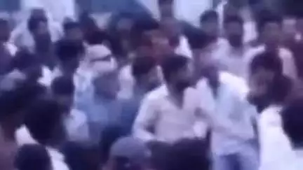 खंडवा: पिपलोद थाना क्षेत्र में महिला संग फरार युवक की ग्रामीणों ने की जमकर पिटाई
