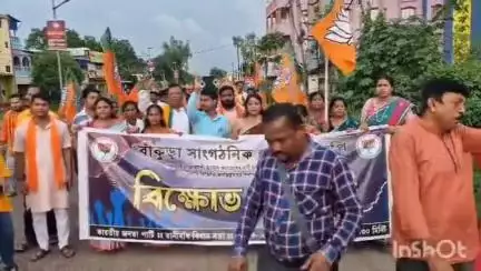 খাতড়া: জেলা বিজেপির তরফে রাজ্যব্যাপী নারীনির্যাতন ও বিজেপি কর্মীদের প্রশাসনিক হেনস্থার প্রতিবাদে বিক্ষোভ মিছিল হল খাতড়া বাজারে