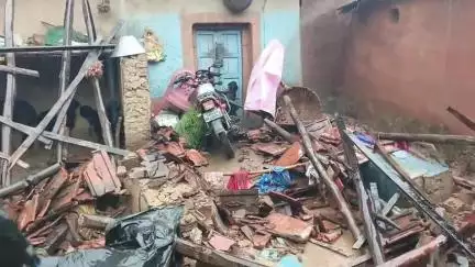 বান্দোয়ান: টানা বৃষ্টির জেরে ভেঙে পড়লো মাটির বাড়ির একাংশ