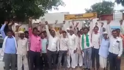 बिसौली: सहसवान के खंड शिक्षा अधिकारी कार्यालय पर कम संख्या वाले विद्यालयों के विलय के आदेश के खिलाफ अभिभावकों ने किया प्रदर्शन