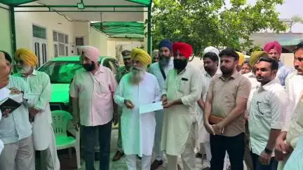 ਲੰਬੀ ਵਿਖੇ ਕੈਬਨਿਟ ਮੰਤਰੀ ਗੁਰਮੀਤ ਸਿੰਘ ਖੁੱਡੀਆਂ ਵੱਲੋਂ ਪਿੰਡਾਂ ਦੀਆਂ ਪੰਚਾਇਤਾਂ ਨੂੰ ਇਕ ਕਰੋੜ ਰੁਪਏ ਦੇ ਵੰਡੇ ਗਏ ਚੈੱਕ