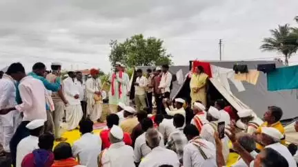 बदनापूर: कंडारी येथे आमदार नारायण कुचे यांनी पंढरपूर येथे आषाढी वारी निमित्त जाणाऱ्या पायी दिंडी सोहळ्यात दिली भेट