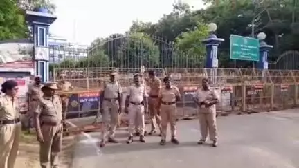 திருவாரூர்: பருத்தி விவசாயிகளுக்கு அரசு அறிவித்த விலையில் கொள்முதல் செய்ய வலியுறுத்தி விவசாயிகள் ஆட்சியர் அலுவலகத்தை முற்றுகையிட்டதால் பரபரப்பு
