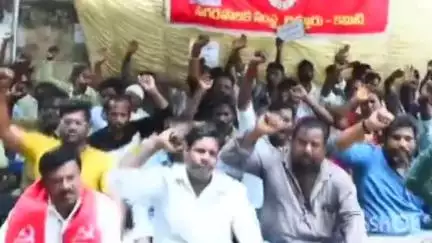 మున్సిపల్ కార్మికుల సమస్యలు పరిష్కరించాలంటూ వారికి మద్దతు తెలిపిన సిఐటియు