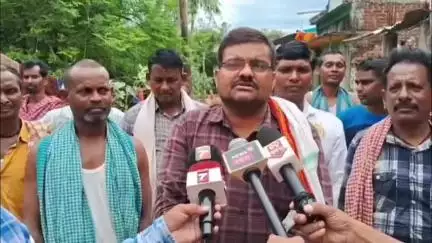 ଧରାକୋଟ: ସିଙ୍ଗିପୁର ଗ୍ରାମର ଦୁଇ ଦଳିତଙ୍କୁ ନିର୍ଯ୍ୟାତନା ଦେବା ଘଟଣା ପରେ ଗ୍ରାମରେ ପହଞ୍ଚି ଦୁଇ ପରିବାକୁ ଭେଟିଲା ଦଳିତ ମହସଂଘ