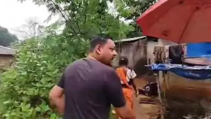 ঝাড়গ্রাম: ঝাড়গ্রাম শহরের কাটাবাড়িতে বৃষ্টির দরুন ক্ষতিগ্রস্তদের বাড়ি পরিদর্শন করলেন পৌর প্রতিনিধি