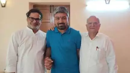 चनपटिया: बिहार में नया गांठ जोड़ चनपटिया विधानसभा से पूर्व प्रत्याशी मनीष कश्यप और प्रशांत किशोर ने मिलाया हाथ तस्वीर हुई #viral
