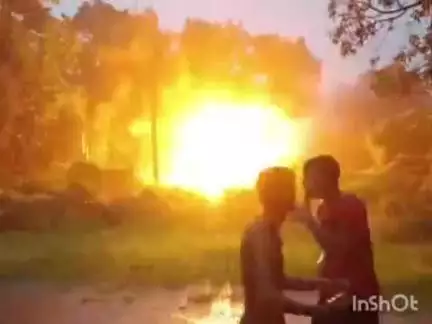 ചെങ്ങന്നൂർ: മഠത്തുംപടിയിൽ റെയിൽവേ വൈദ്യുതി ലൈനിൽ മരം വീണ് തീ പിടിച്ചു, ട്രെയിൻ ഗതാഗതം തടസപ്പെട്ടു