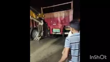 रसड़ा: पकवाइनार के पास साइकिल सवार को बचाने में डीसीएम ट्रक से टकराकर टेलर ट्रक हुआ दुर्घटनाग्रस्त, एक व्यक्ति जख्मी