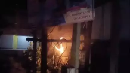 गोंडा: जयनगरा गांव में स्थित विद्युत ट्रांसफार्मर में अचानक लगी आग, वीडियो आया सामने