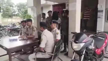 पुपरी: बाजपट्टी के सड़वारा बांध के पास पुलिस ने एक अपराधी को देशी पिस्टल, कारतूस व बाइक के साथ किया गिरफ्तार
