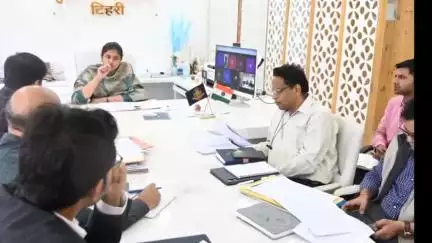 टिहरी: उप जिला निर्वाचन अधिकारी वरुणा अग्रवाल ने विकास भवन में त्रिस्तरीय पंचायत चुनाव के रूट चार्ट पर बैठक ली