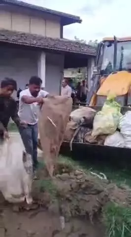 पुपरी: पुपरी थाना परिसर में विभिन्न मामलों में ज़ब्त शराब का किया गया विनिष्टीकरण