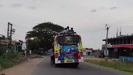 உளுந்தூர்பேட்டை: உளுந்தூர்பேட்டையிலிருந்து திருக்கோவிலூர் நோக்கி சென்ற தனியார் பேருந்தின் மேற்கூரையில் அமர்ந்து பயணம் மேற்கொண்ட மாணவர்களின் வைரல் வீடியோ
