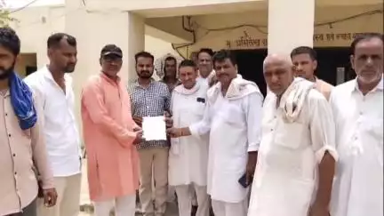 सिद्धमुख: सिद्धमुख में स्मार्ट मीटर लगाने के विरोध में अधिशासी अभियंता के नाम तहसीलदार को सौंपा ज्ञापन