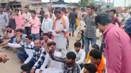 राजगढ़: राजगढ़ जिले में खनोटा-कानेड़ मार्ग की खराब सड़क को लेकर लोगों ने नेशनल हाईवे पर किया चक्का जाम