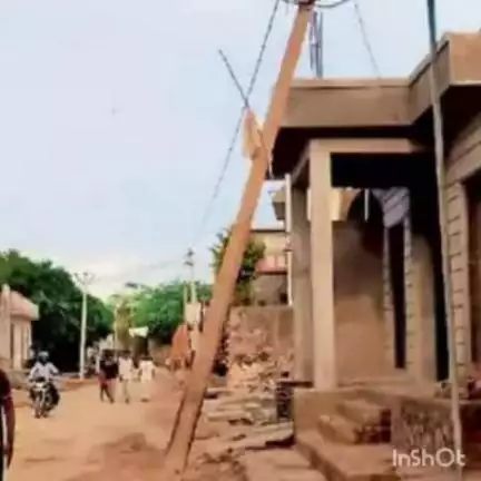 आहोर: अवैध बजरी से भरे ट्रैक्टर ने सड़क किनारे खड़े पोल को मारी टक्कर